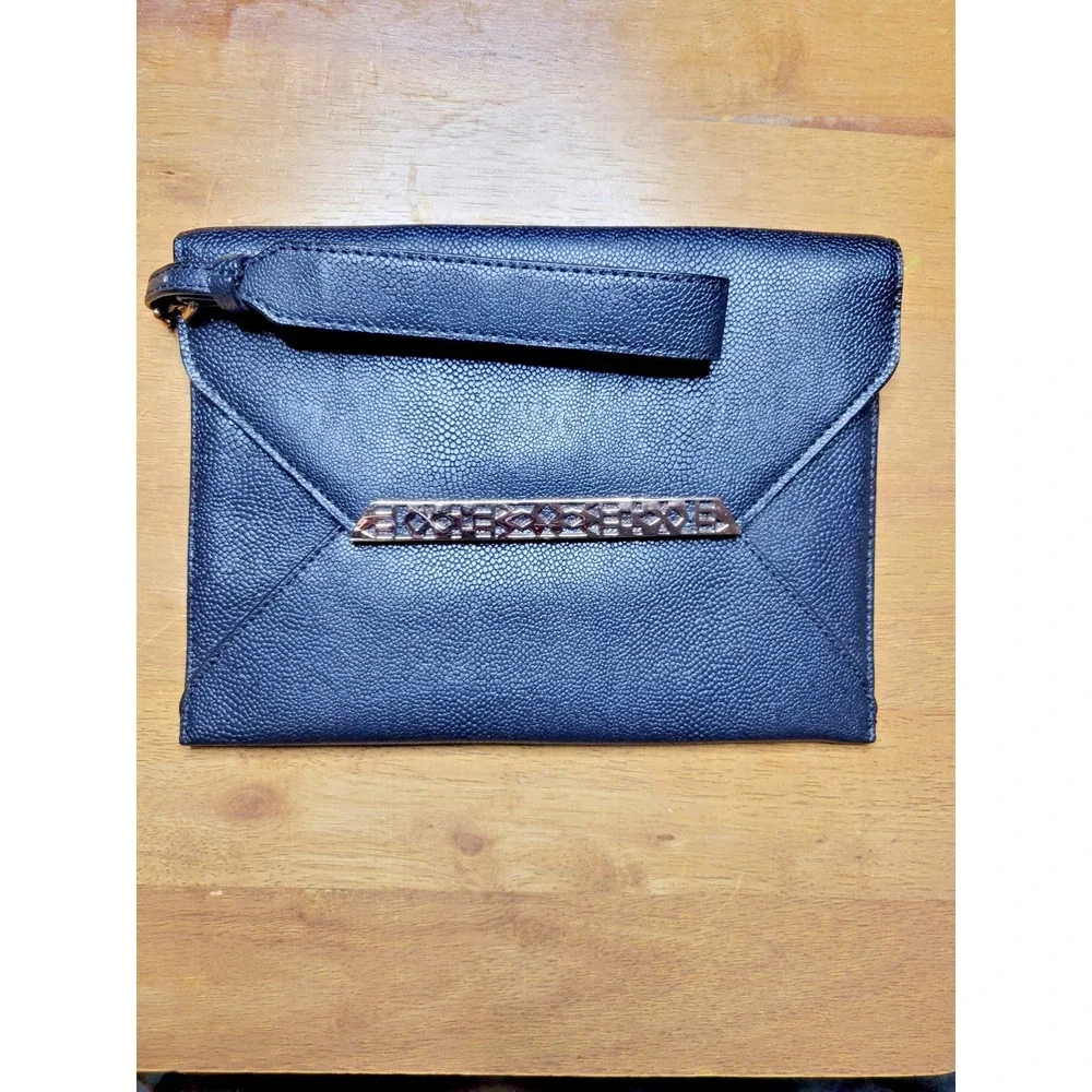 Stella & Dot Avalon envelope clutch wristlet in black with gold metal‎ accents